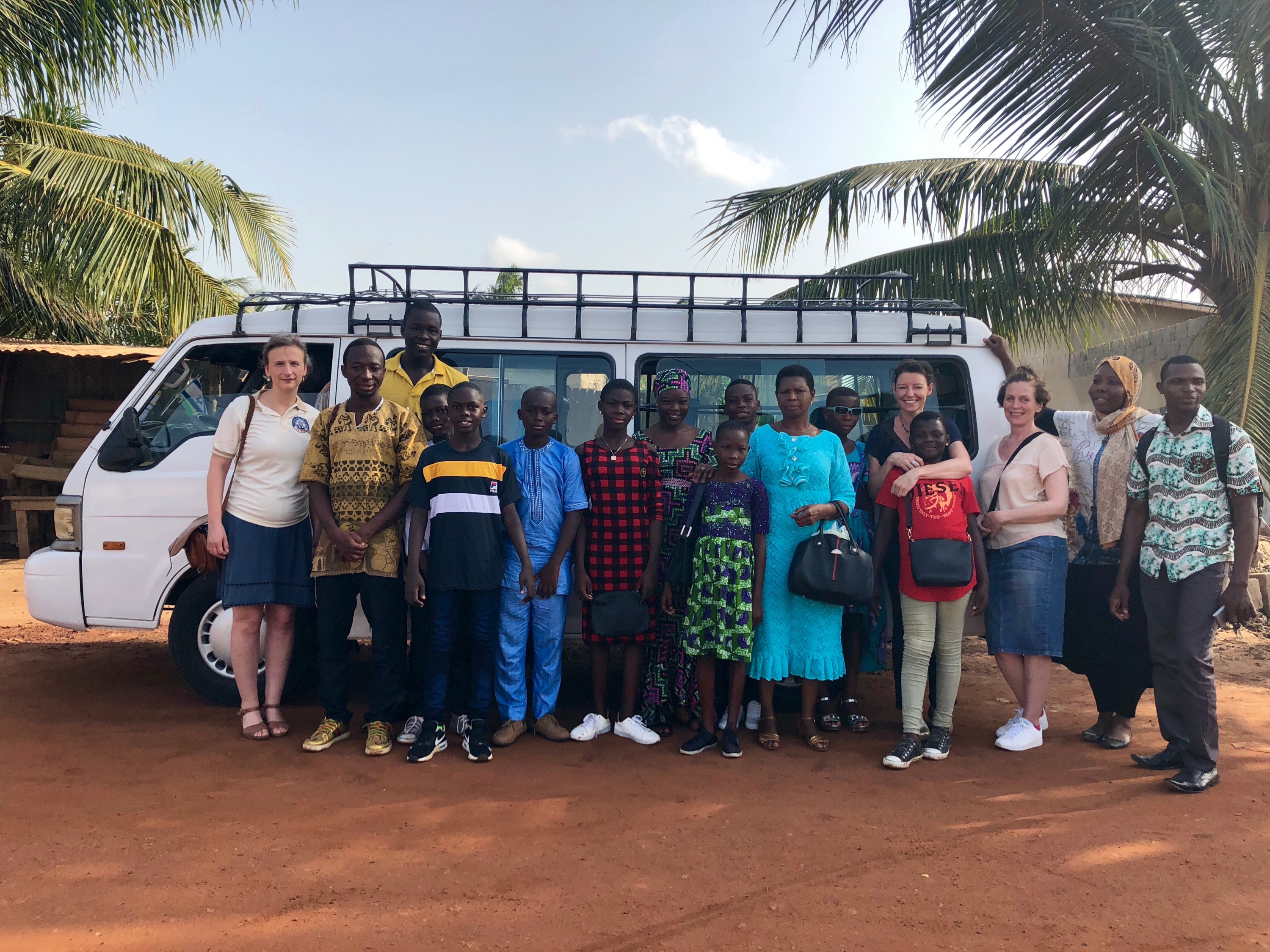 Enfants de l'école du Zio (Le Son d'Enfants) partants pour le Bénin avec le staff de Visions Solidaires et celui de Geomoun